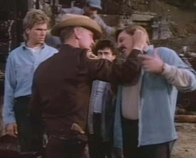 Angus MacGyver Trucs et Astuces - 3x07 Jack en D�tresse - Mac, Jack, son ami Pepe et le Sh�rif